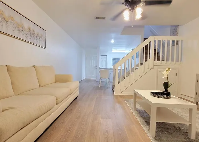 Beautiful Townhouse 2 Bedrooms 1 And A Half Bathrooms Next To Butler Plaza 1 Mile To Uf